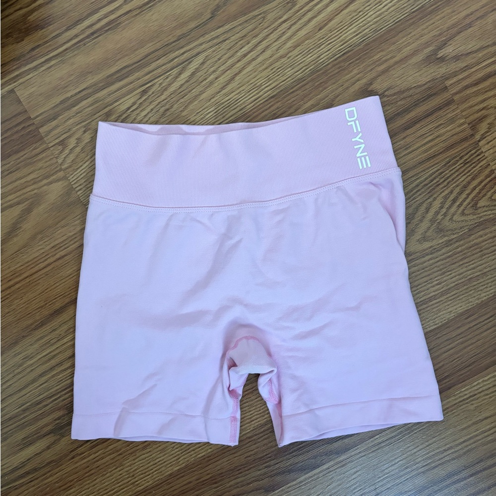 Dyfne, dynamic shorts 4.5”,  scrunched-back, size s